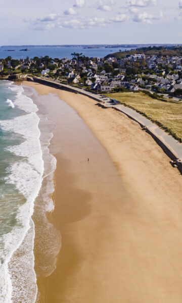 Saint Lunaire et la Plage De Longchamp : une grande étendue qui fait figure de spot de surf reconnu sur la Côte d'Émeraude. Cette plage familiale est facile d'accès et très appréciée par les locaux, tant que par les visiteurs.