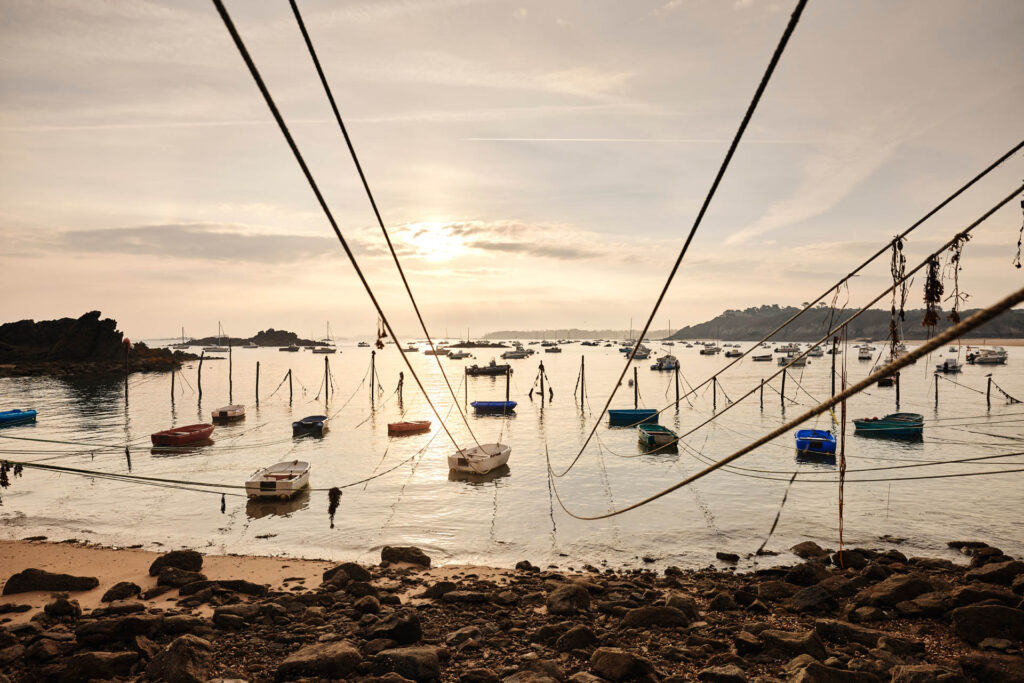 Pointe du Décollé à Saint-Lunaire, annexes des bateaux au mouillage.