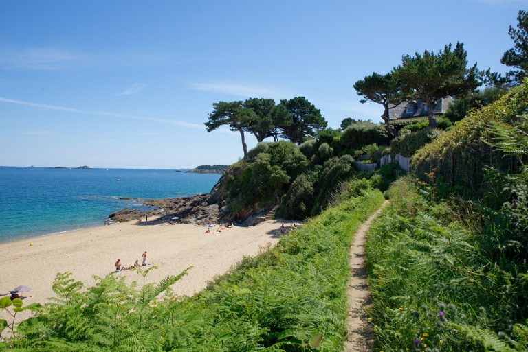 Saint Lunaire, chemin de randonnée entre campagne et mer le long des sentiers balisés. Crédit : Hamel