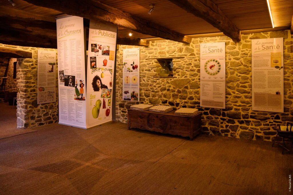 Salle d'exposition du Musée du cidre à Pleudihen-sur-Rance. Le cidre est l'une des spécialités de la Bretagne.