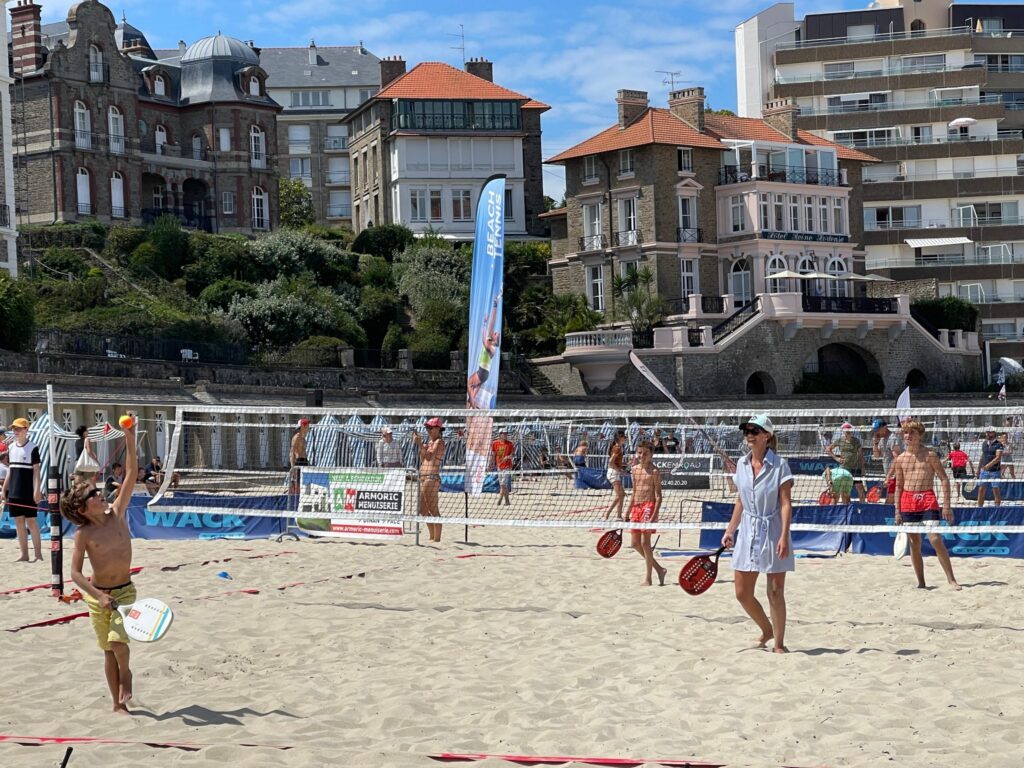 Le Summer Beach Tennis Tour revient à Dinard en juillet 2024. Venez tester ce sport