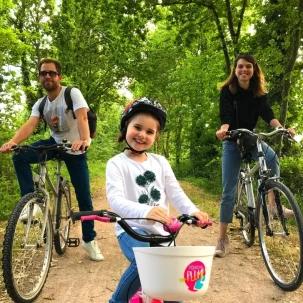 En famille à vélo sur la Côte d'Émeraude : suivez les chemins sécurisés et les circuits d'une longueur de moins de 10 kilomètres.