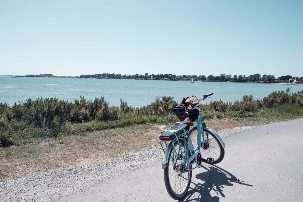 Velocouest Location De Velo sur la Côte d'Émeraude. Un vélo est présenté devant une mer calme sur la Côte d'Émeraude. Faites des balades en vélo en Bretagne facilement en louant votre vélo.