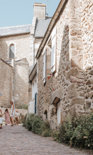 Une famille se promène ensemble dans le village pittoresque de Saint-Briac-sur-Mer, explorant les ruelles charmantes et profitant de la sérénité de ce beau coin de Bretagne.