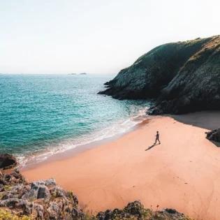 Crique en contrebas de la Pointe du Nick à Saint-Lunaire. Le sentier de randonnée GR34 longe ce site naturel protégé. Crédit photo : Lezbroz