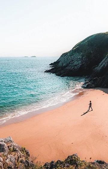 Crique en contrebas de la Pointe du Nick à Saint-Lunaire. Le sentier de randonnée GR34 longe ce site naturel protégé. Crédit photo : Lezbroz