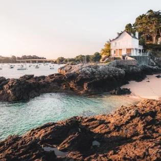 Plage Du Rocher à Lancieux. Petite plage qui bénéficie d'une vue imprenable sur Saint-Briac-sur-Mer. Elle est située en la mer et l'estuaire du Frémur.