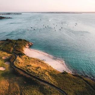 Photo aérienne du Dinard Golf situé à Saint-Briac-sur-Mer. Ce golf en bord de mer est l'un des plus anciens de France.