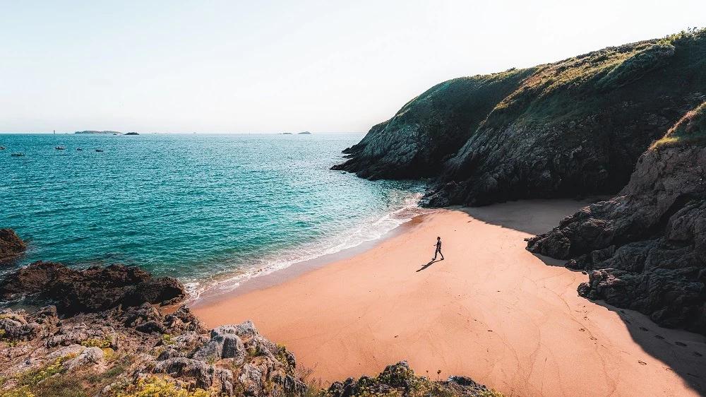 Crique en contrebas de la Pointe du Nick à Saint-Lunaire. Le sentier de randonnée GR34 longe ce site naturel protégé. Crédit photo : Lezbroz