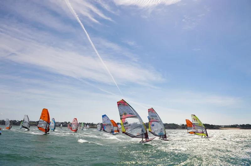 Planches à voile en baie de Dinard. L'école de voile Wishbone Club enseigne aux petits et aux grands les sports nautiques. Wishbone Club est situé à Dinard près de la piscine du pool.