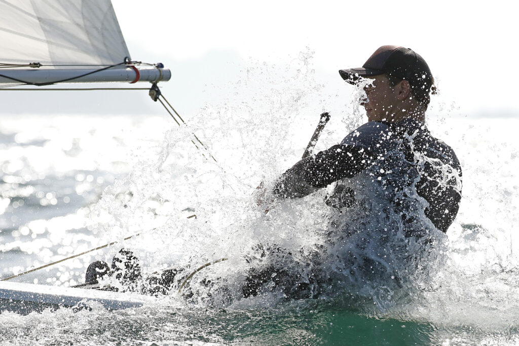 Photo d'un homme pratiquant une activité nautique