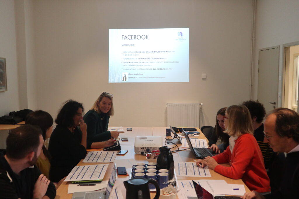Atelier Facebook à Dinard Atelier Facebook à Dinard. Un groupe de professionnels travaille ensemble dans une salle de réunion à Dinard, utilisant des ordinateurs portables, concentrés sur une discussion collaborative. Les ateliers numériques