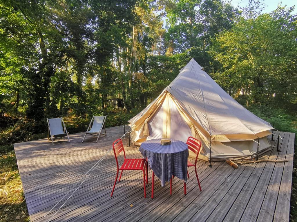 Boem - Cabane en bois aménagée sous un bois. L'ambiance est cosy et sereine. La lumière est douce