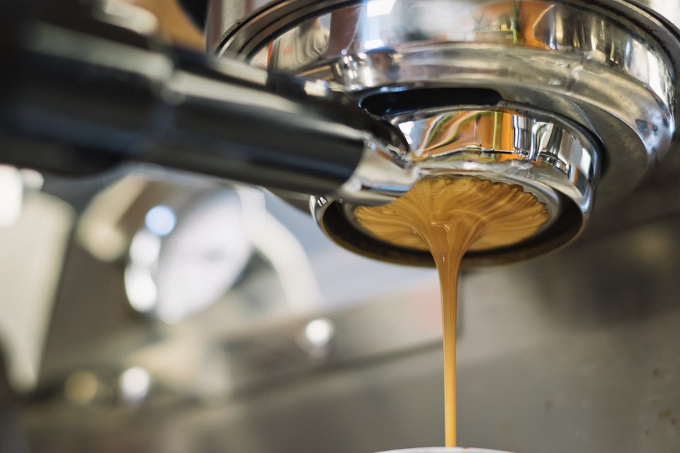Café versé de la machine