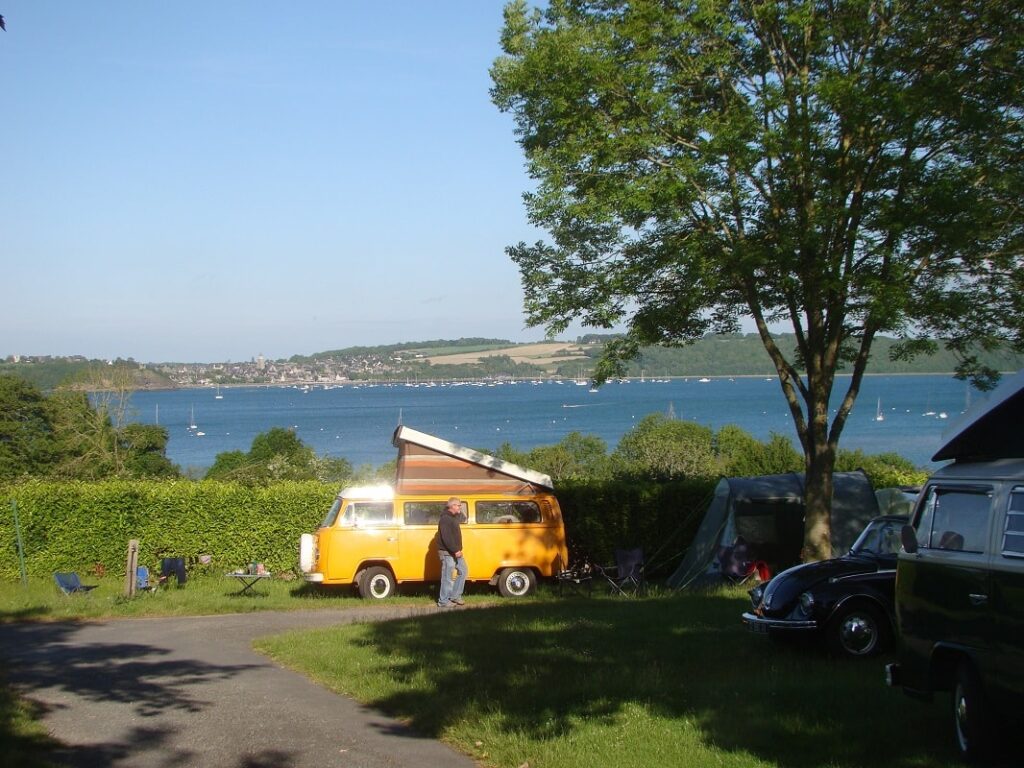 Camping municpal Le Rivage situé Le Minihic Sur Rance, avec une splendide vue sur l'estuaire de la Rance.