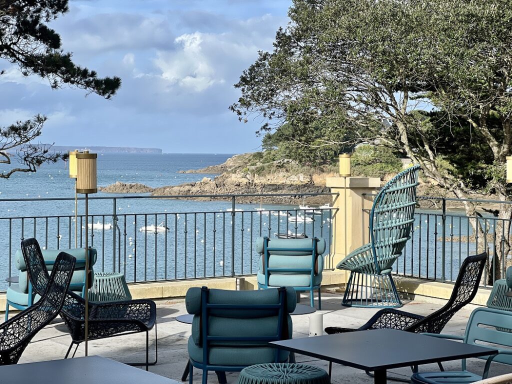La Terrasse Du Bar Du Nessay. Bar ouvert à tous avec une vue panoramique sur la mer et le Cap Fréhel.