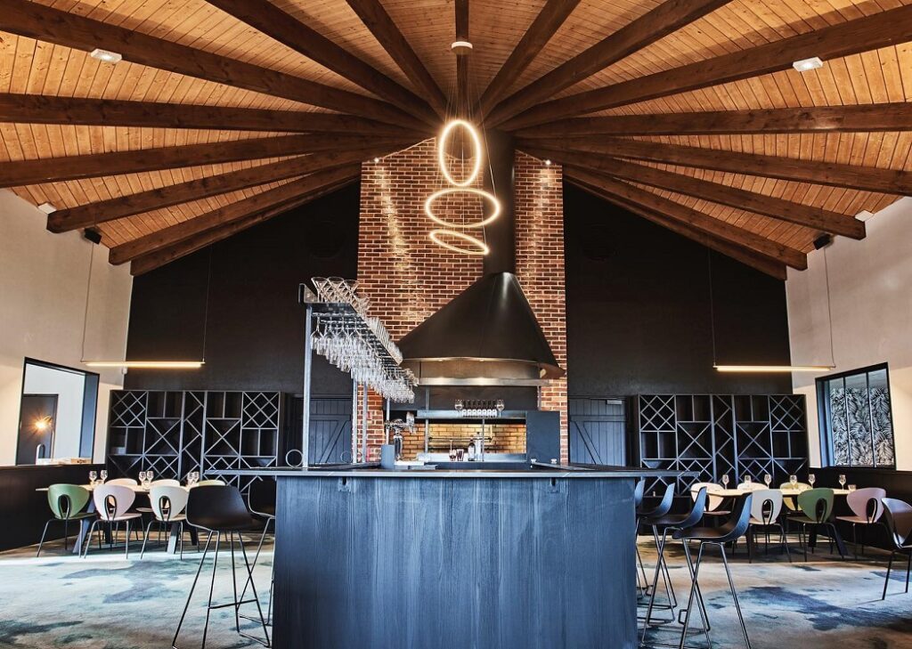 Restaurant L'Ami situé à La Richardais, à la sortie de Dinard. Cuisine de la viande au feu de bois, burgers et poutines. Groupes et espace enfants.