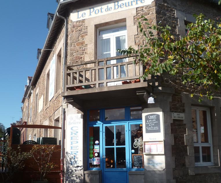 Façade de la crêperie Le Pot de Beurre à Saint-Lunaire. Située près de la Vieille Eglise, cette crêperie propose des crêpes et des galettes généreuses.