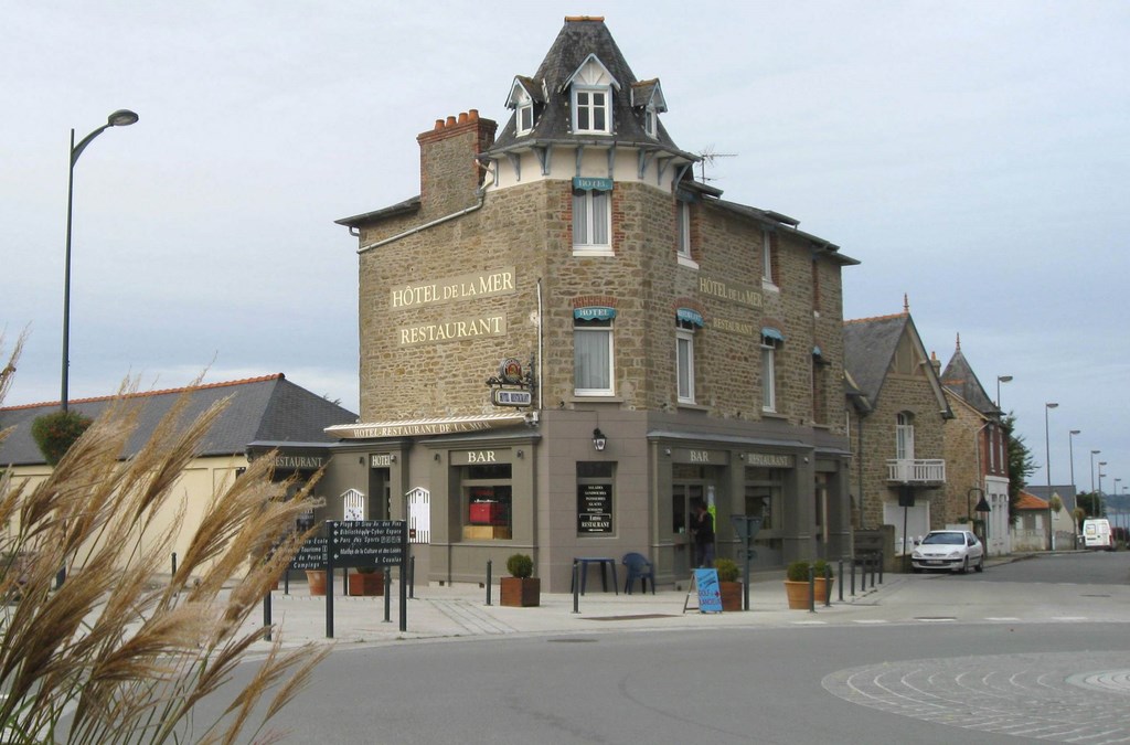 Restaurant La Plage à Lancieux. Cuisine française traditionnelle proposée au restaurant situé dans le centre-ville, à quelques dizaines de mètres de la plage de Saint-Sieu.