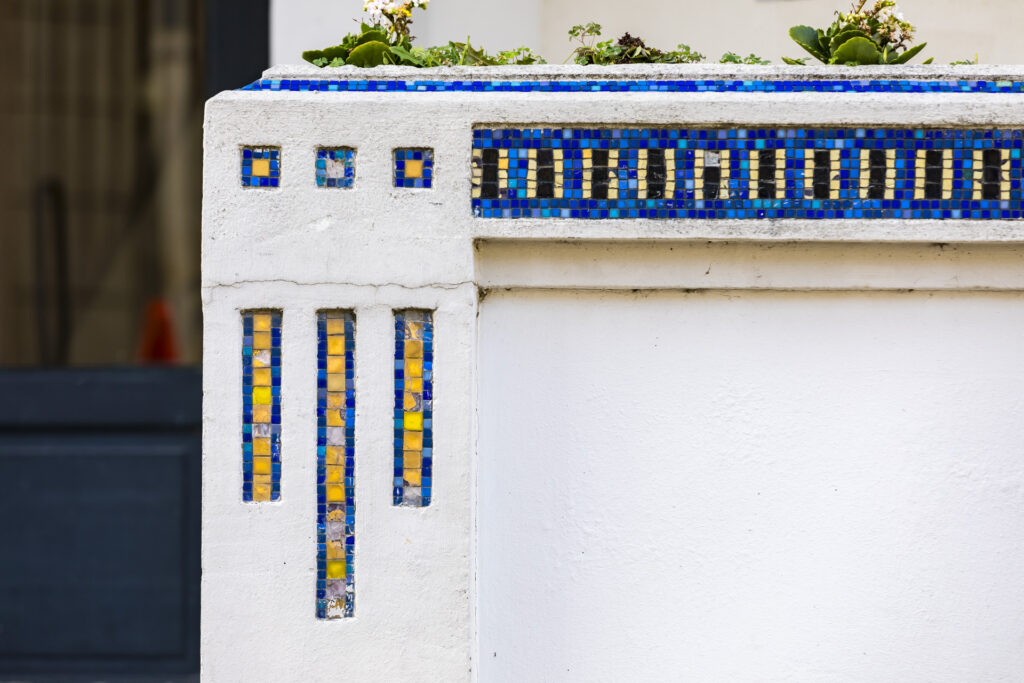 Oeuvre Odorico à Dinard sur le muret d'un ancien hôtel aujourd'hui résidence privée. On retrouve de la mosaïque bleu et or. Crédit photo Studio Jezequel