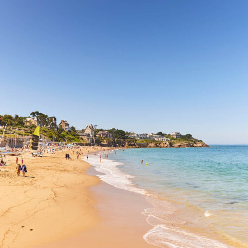 La plage de Saint-Enogat à Dinard. Plage familiale en Bretagne nord. Crédit photo : Alexandre Lamoureux