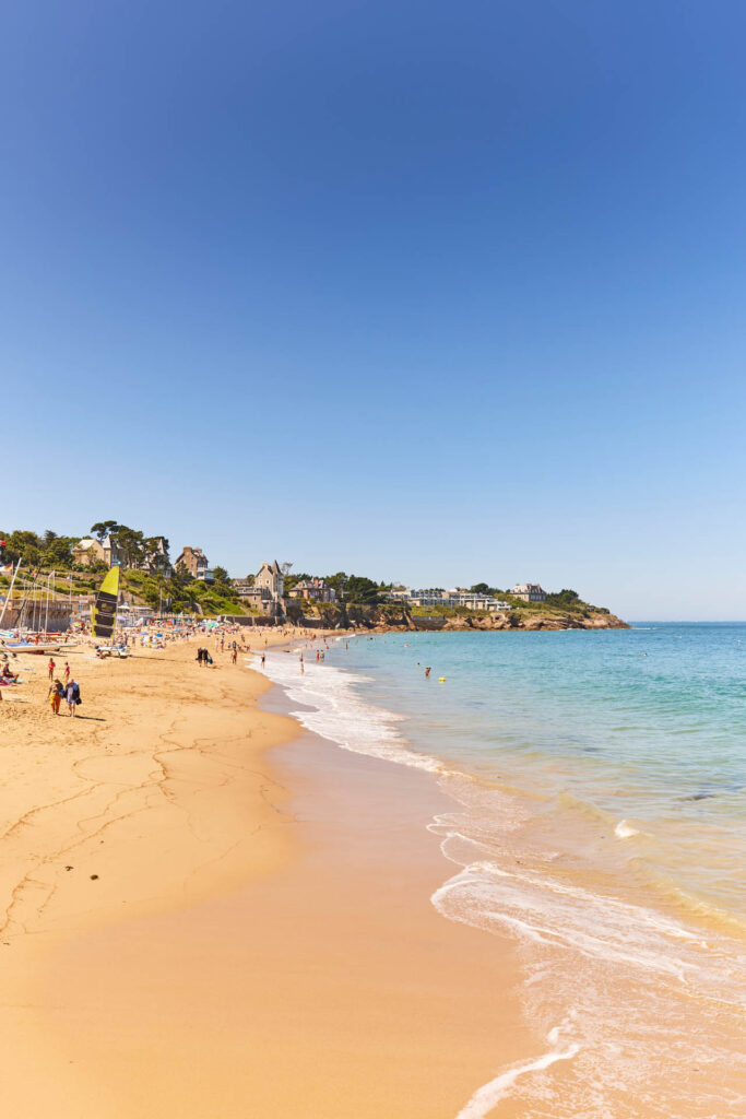 La plage de Saint-Enogat à Dinard. Plage familiale en Bretagne nord. Crédit photo : Alexandre Lamoureux