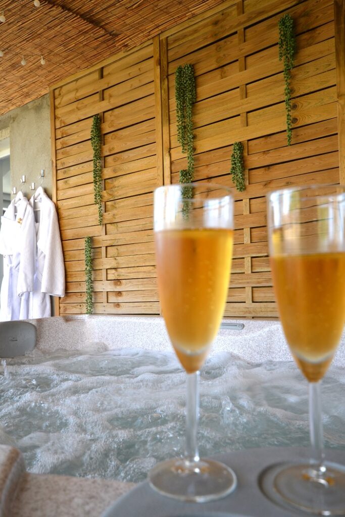 Amodi Gite De Charme En Bretagne L'Émoustillant. À La Richardais, gîte idéal en amoureux à proximité de Dinard et Saint-Malo sur la Côte d'Émeraude.