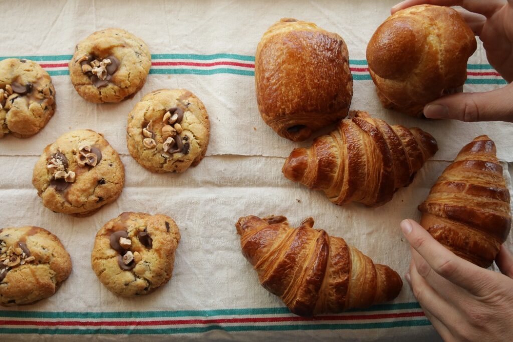 Cookies et viennoises faites par les pâtissiers et boulangers des Maisons Gourmandes de Dinard Cote D Emeraude.