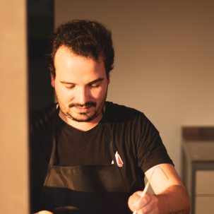 Un homme participe à un atelier crêpes à Pleurtuit avec Rozell et Spanell. ©RENŌM STUDIO