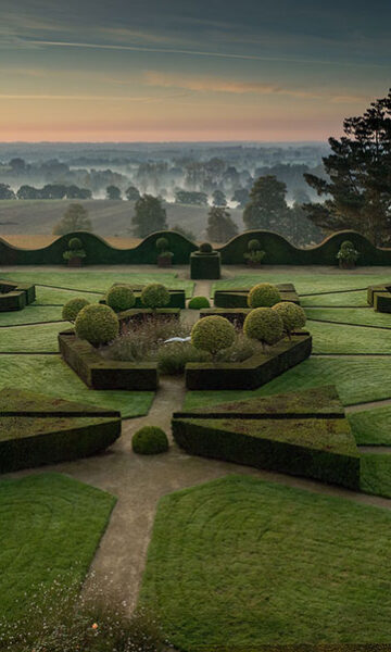 Jardins Du Château De La Ballue. Jardin Remarquable édifiés sur des terrasses du 17ème siècle autour du château de style Louis XIII en Bretagne.