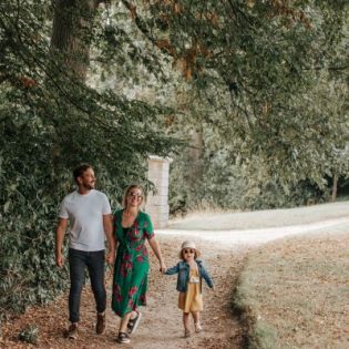 Une fillette et ses parents font une balade en famille au Jardin De Montmarin à Pleurtuit sur la Côte d'Émeraude. Photo de Renaud Photographie