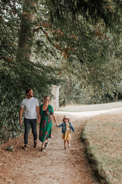 Une fillette et ses parents font une balade en famille au Jardin De Montmarin à Pleurtuit sur la Côte d'Émeraude. Photo de Renaud Photographie