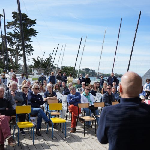 Un groupe de personnes suivent une conférence lors des Rencontres Du Littoral Crédit Emeraude Littoral