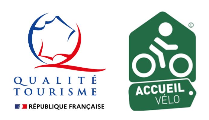 Logos Qualité Tourisme Et Accueil Vélo. Les espaces d'accueil de Dinard Côte d'Emeraude Tourisme sont labellisés Qualité Tourisme et Accueil Vélo.