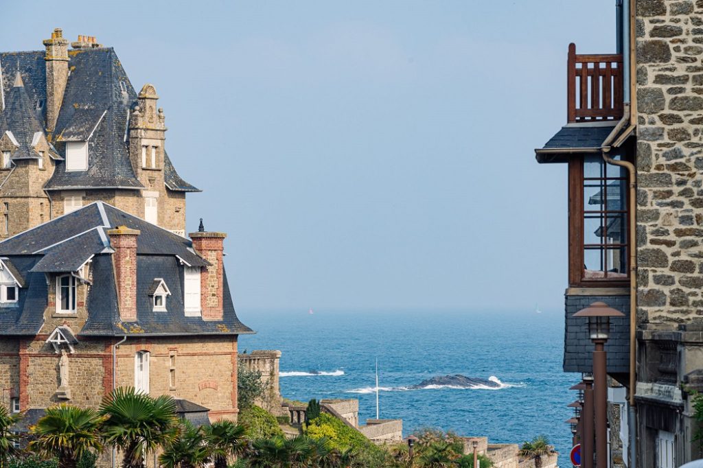 Vue sur la mer entre deux villas balnéaires dans le quartier de Saint Enogat à Dinard. Crédit Jeremy Jehanin