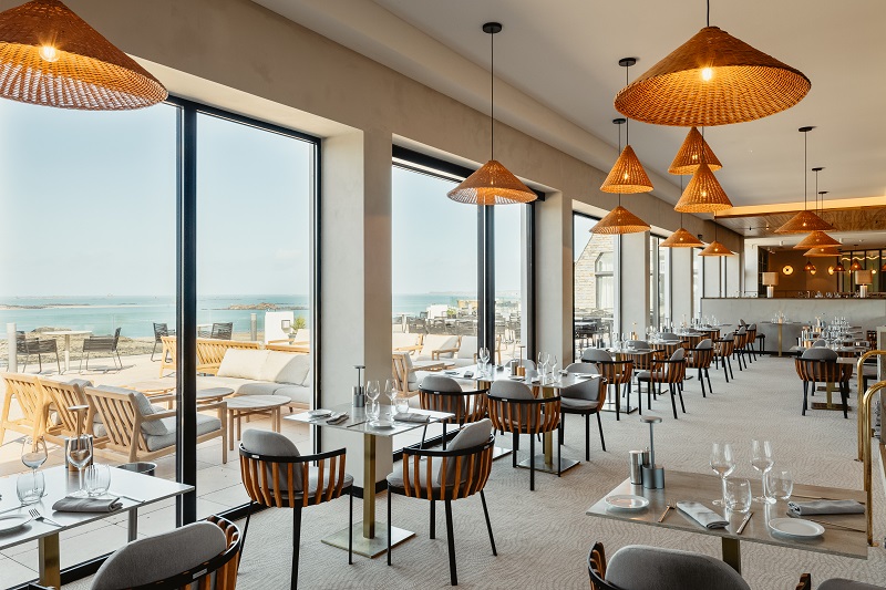 Salle du Restaurant Osens de l'hotel Emeria à Dinard. Le restaurant s'ouvre sur une large terrasse avec grande vue mer. Crédit Photo Adrien Ozouf