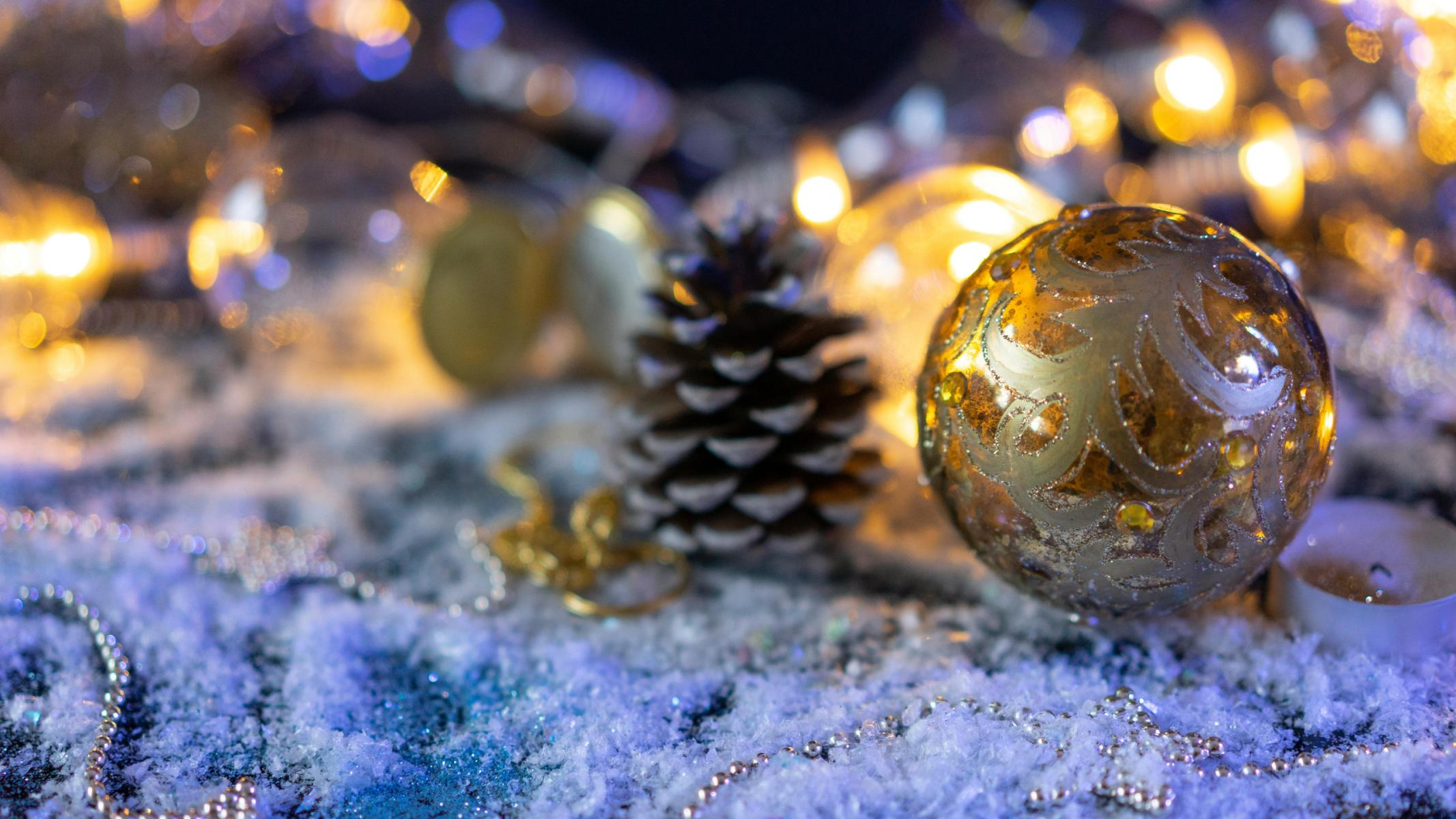 Illustration d'une décoration de Noël dans les tons or et bleu