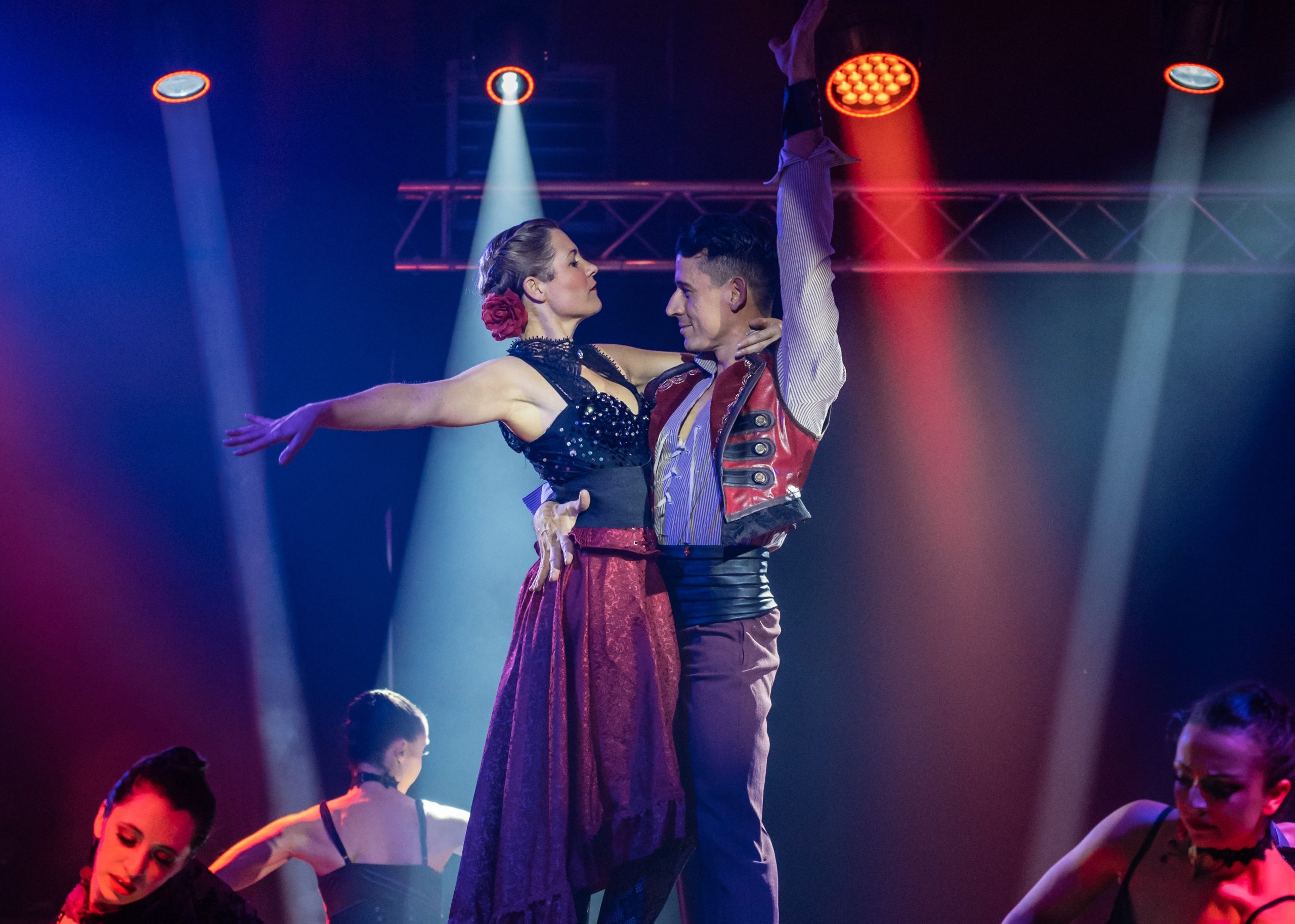 Cabaret. Photo représentant deux artistes, un homme et une femme sur scène au cabaret Mme Simone