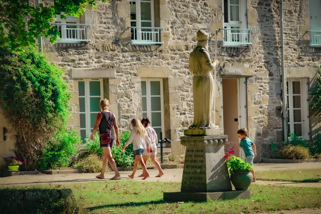 Enfants Devant Abbaye