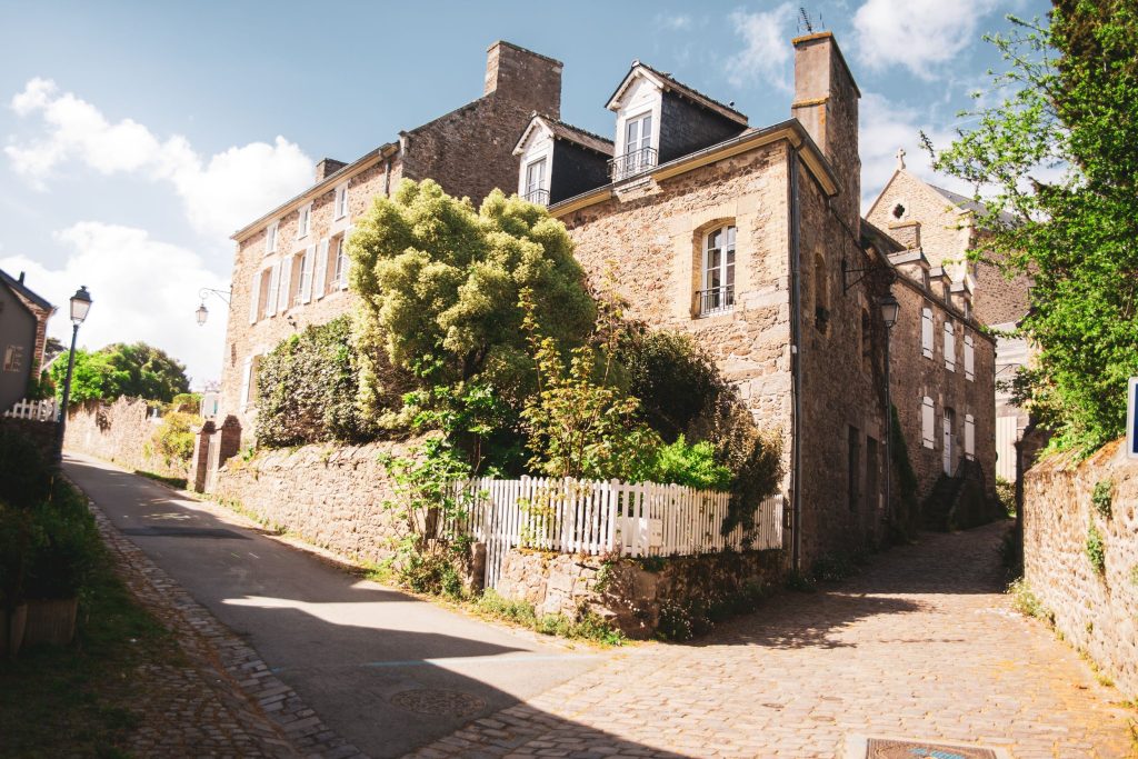 Les venelles du centre bourg de Saint-Briac-sur-Mer - Crédit photo : Dinard Côte d'Émeraude Tourisme