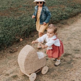 deux fillettes dans le jardin de Montmarin