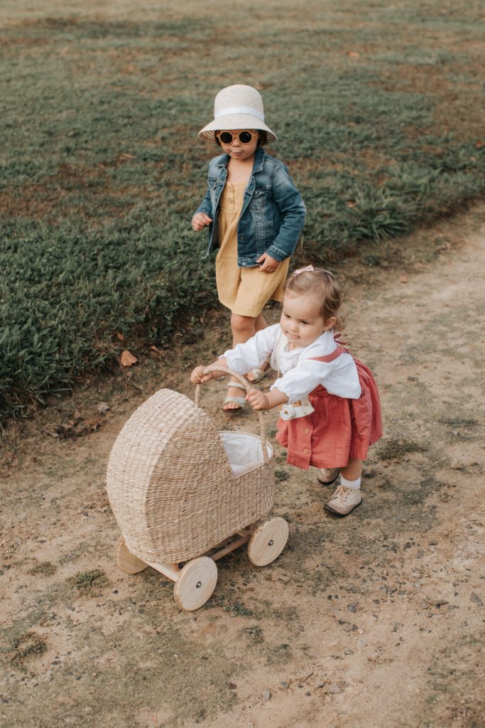 deux fillettes dans le jardin de Montmarin