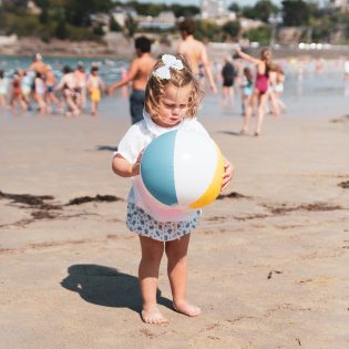 Victoire - fillette sur la plage