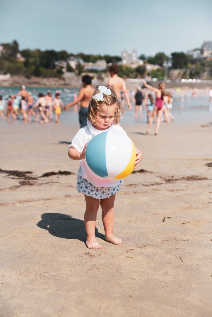 Victoire - fillette sur la plage