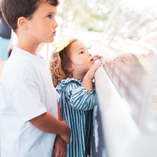 deux enfants attendent leurs glaces à Dinard